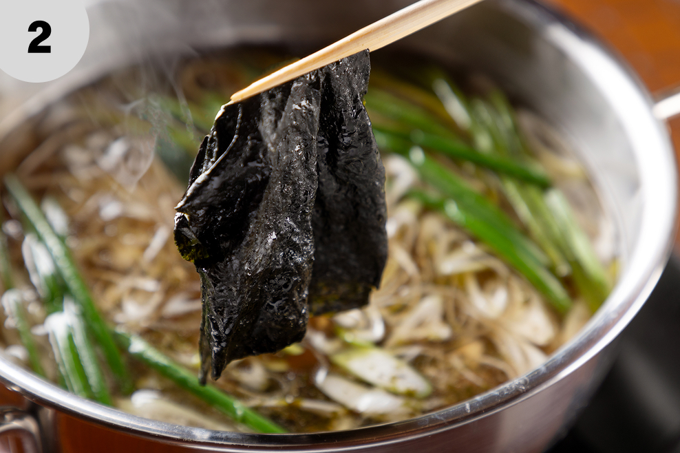 ② 佐賀海苔を出汁にさっとくぐらせ、とろりとしたくちどけを堪能する