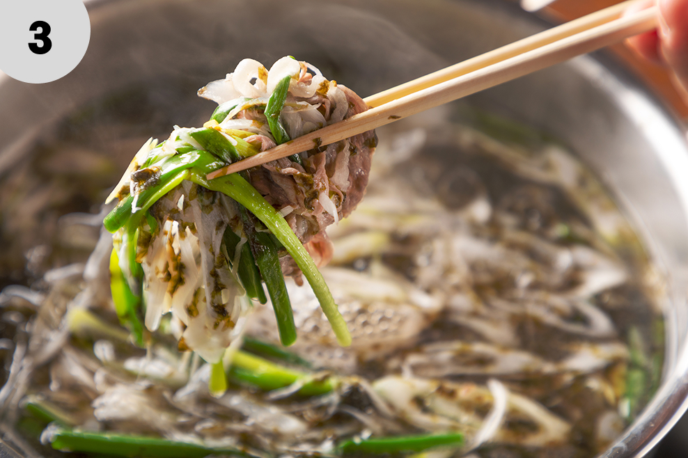 ③ 出汁に溶かして旨味をたっぷり引き出し具材に絡める